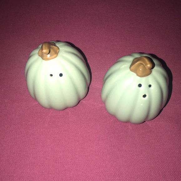 New in box sage color pumpkin salt shakers - Picture 3 of 7